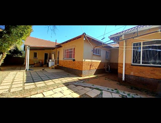 5 BEDROOM FREEHOLD FOR SALE IN PETERSFIELD